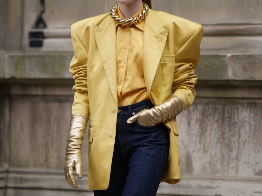 Comment accessoiriser une tenue pour un look tendance avec des pièces fortes